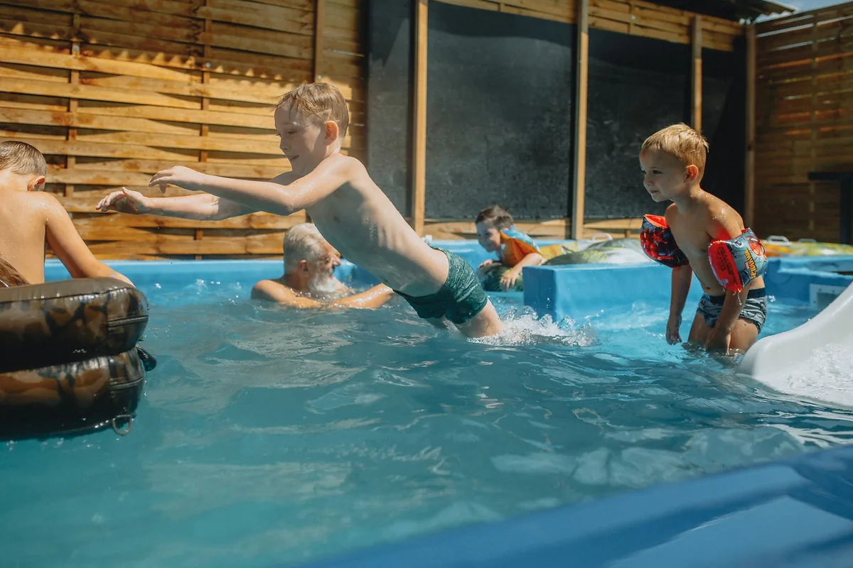 Calentador solar para piscina cubierta 2026: guía para ahorrar sin complicaciones