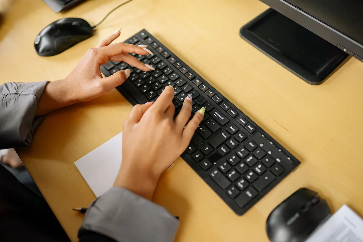 Teclados inalámbricos silenciosos 2026: guía para elegir sin ruido