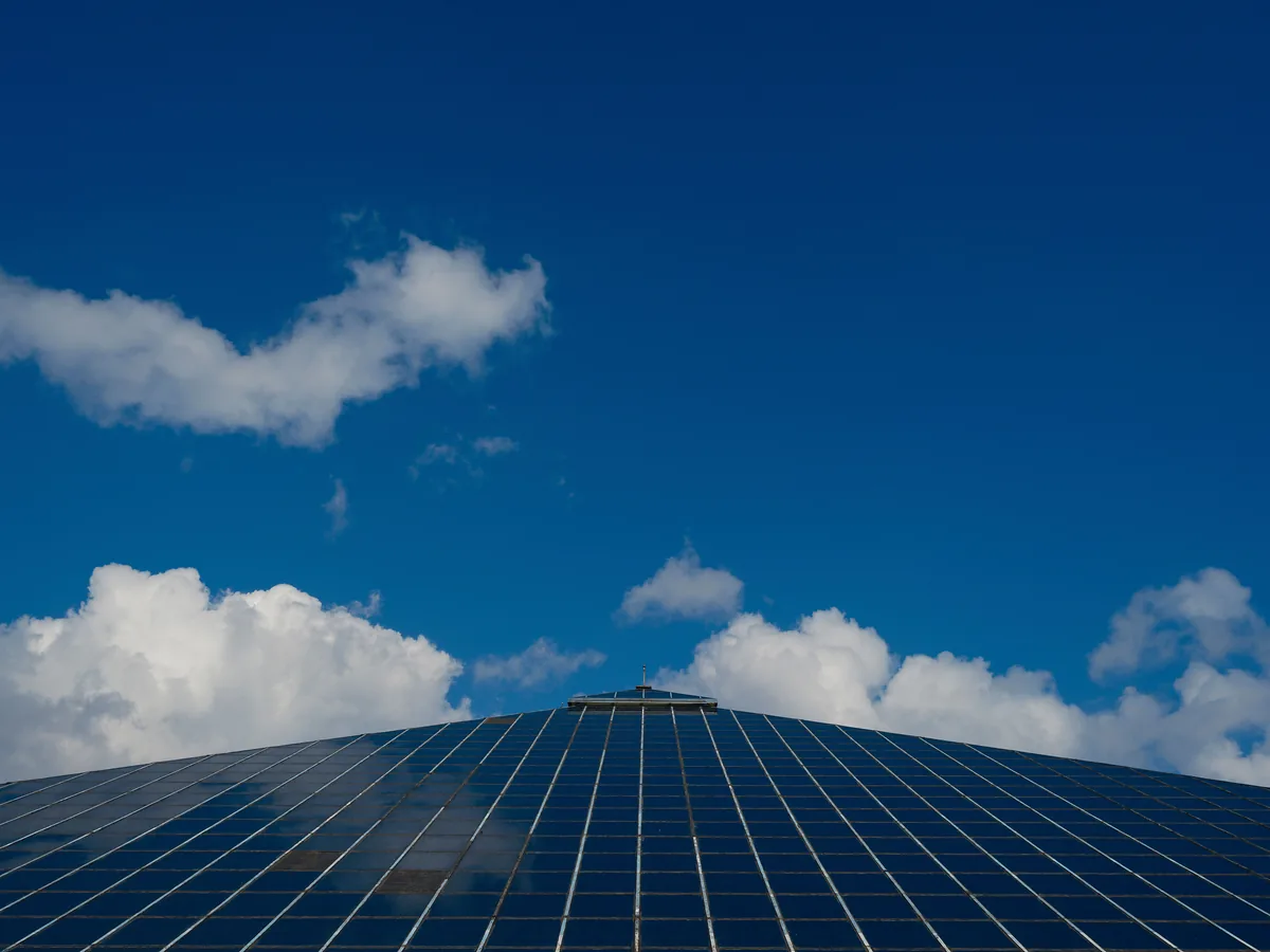 Toldo de vela solar 2026: triángulo vs rectángulo para tu jardín